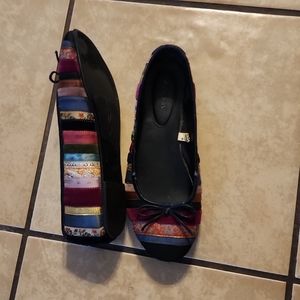 Casual pumps size 9, ribbon stripe, colorful, funky, unique